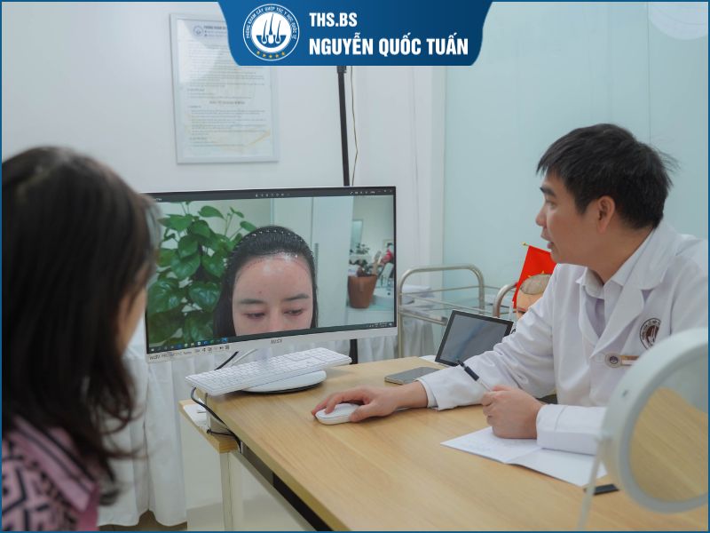 Bác sĩ tư vấn chi tiết về tình trạng và cách khắc phục hói chữ m ở nữ  
