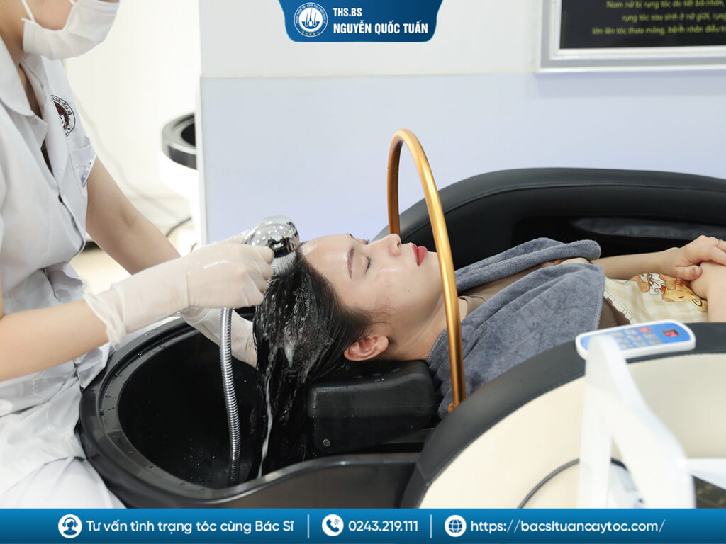 Hướng dẫn gội đầu đúng cách sau cấy tóc