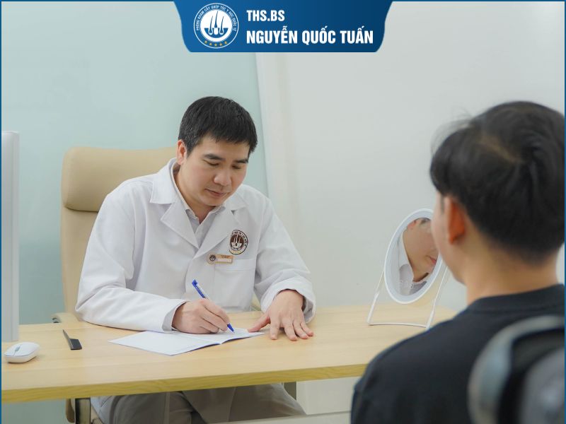 Bác sĩ cách điều trị phù hợp sau khi khám  