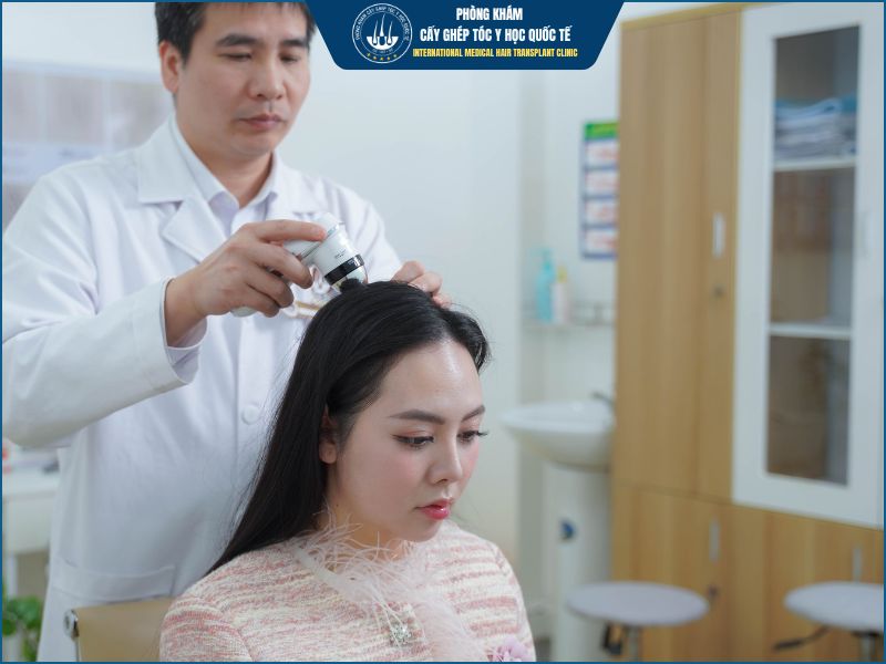 quá trình bác sĩ thăm khám và đánh giá tình trạng tóc 