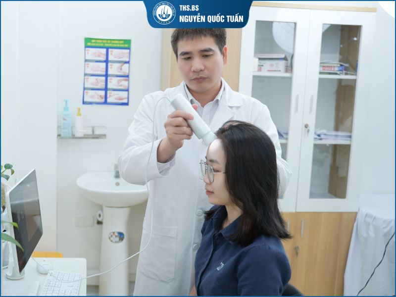Thăm khám bác sĩ đưa ra tình trạng và cách điều trị phù hợp  