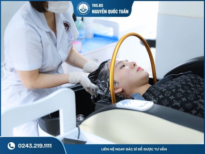 Gội đầu trước khi cấy  