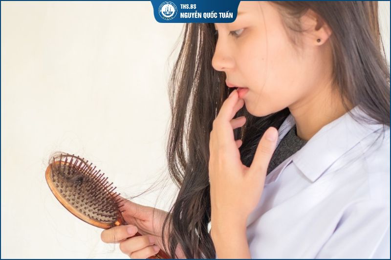 Khi nào rụng tóc nên đi khám 